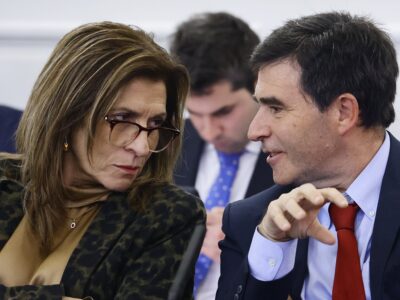 La consejera Pilar Cuevas junto a uno de los invitados a la Comisión de Derecho Económico.