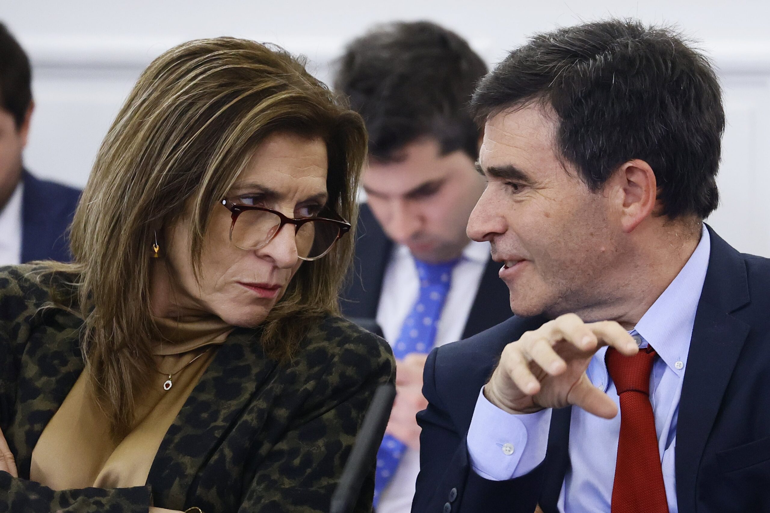 La consejera Pilar Cuevas junto a uno de los invitados a la Comisión de Derecho Económico.